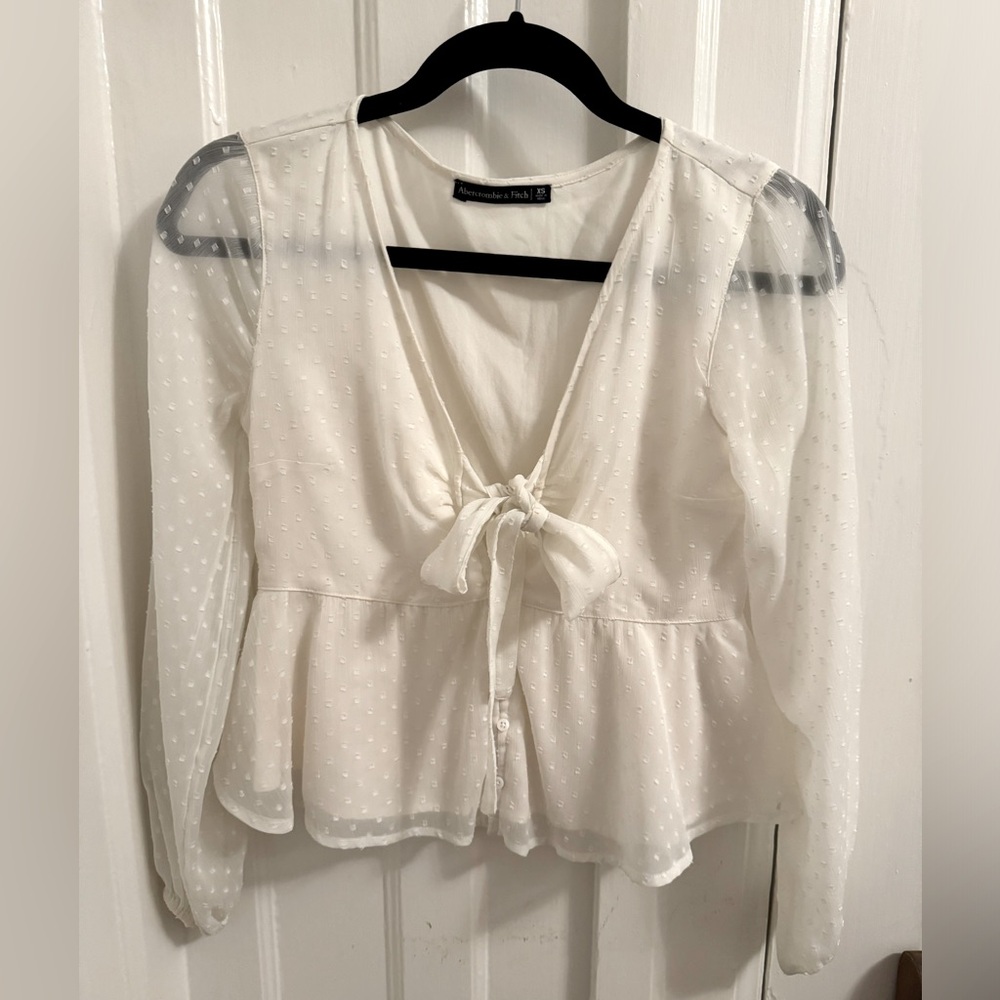 Beautiful XS A&F long sleeve white blouse!